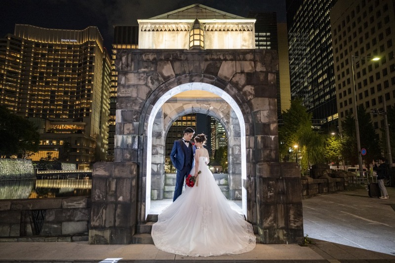 和田倉門の前で