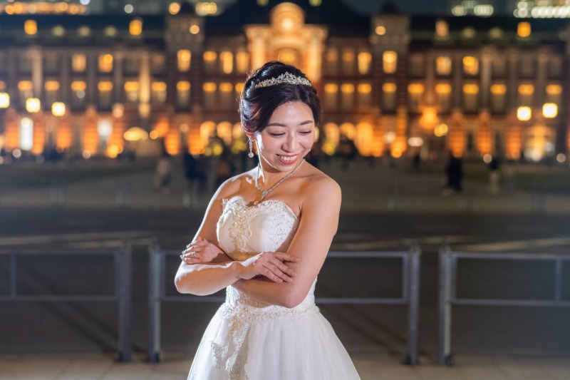 やさしい笑顔が印象的なご新婦様のソロショットから