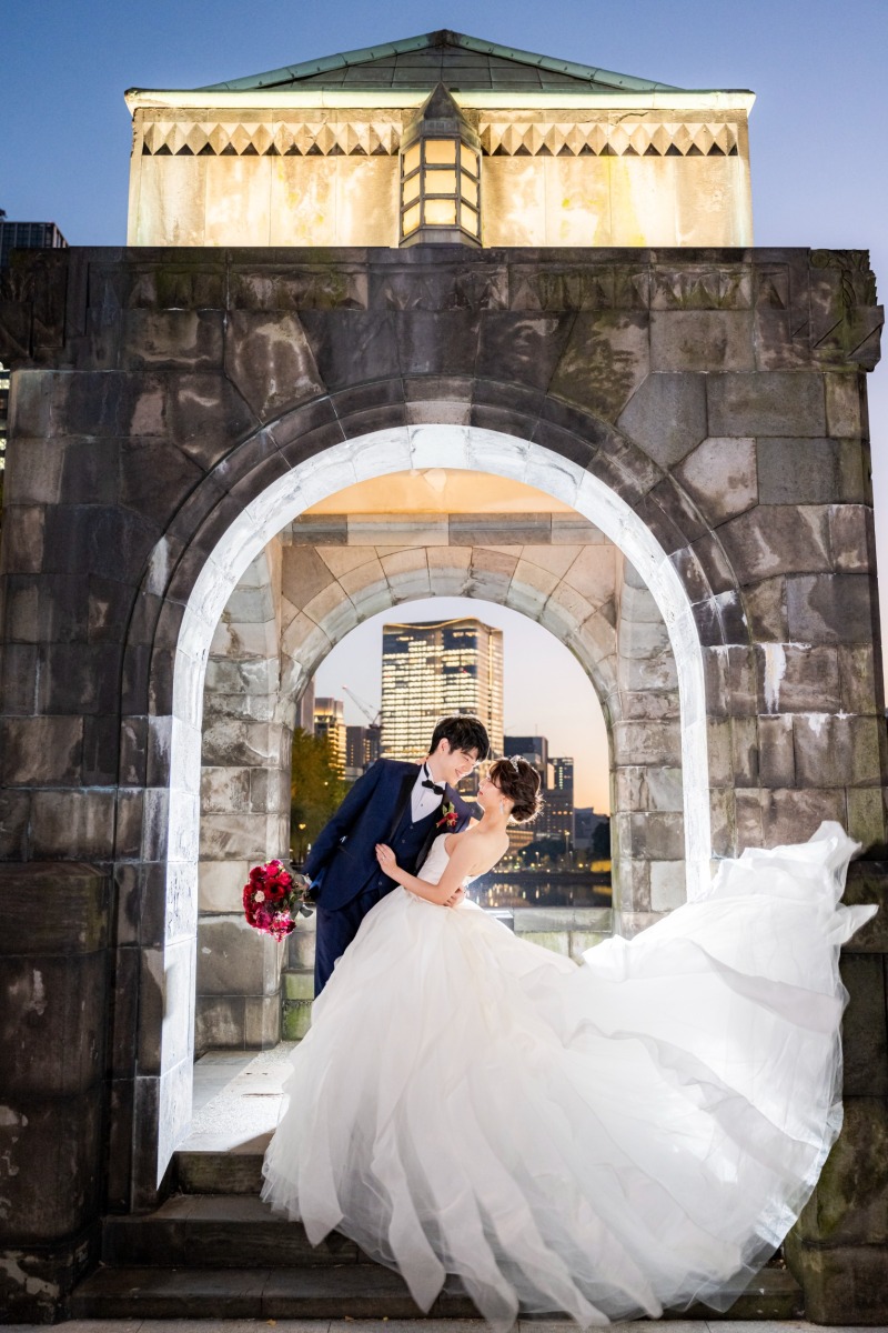 和田倉門でドレスをファサッと♪