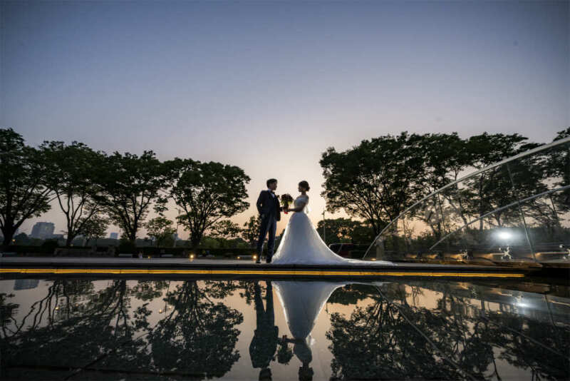 和田倉噴水公園で水面のリフレクションショットを