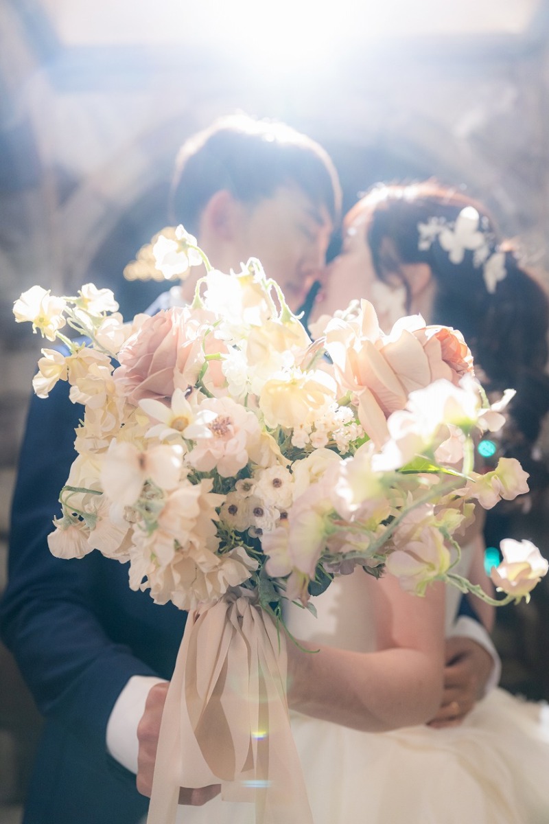 ブーケ越しに残すやさしいおふたりの時間