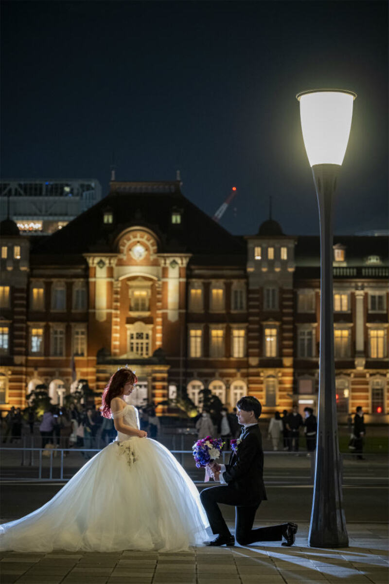 東京駅前でプロポーズショット
