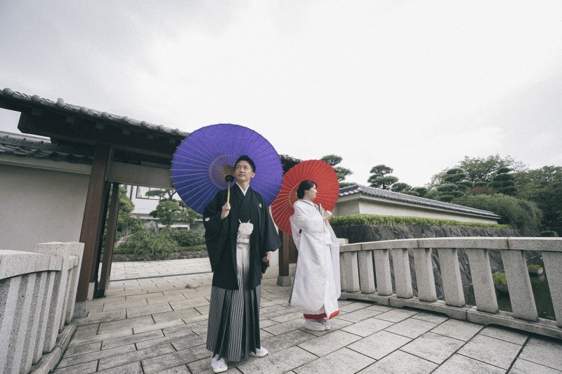 石橋の上で傘を差して