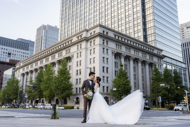 明治安田生命ビルをバックにドレスをファサッと!