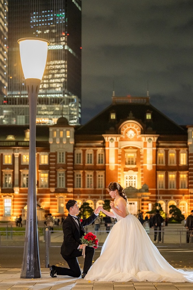 東京駅夜景を背景にしたロマンチックな一枚