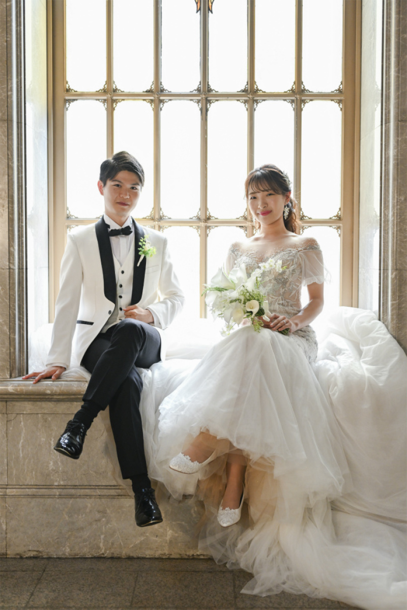 ステンドグラスを背景に