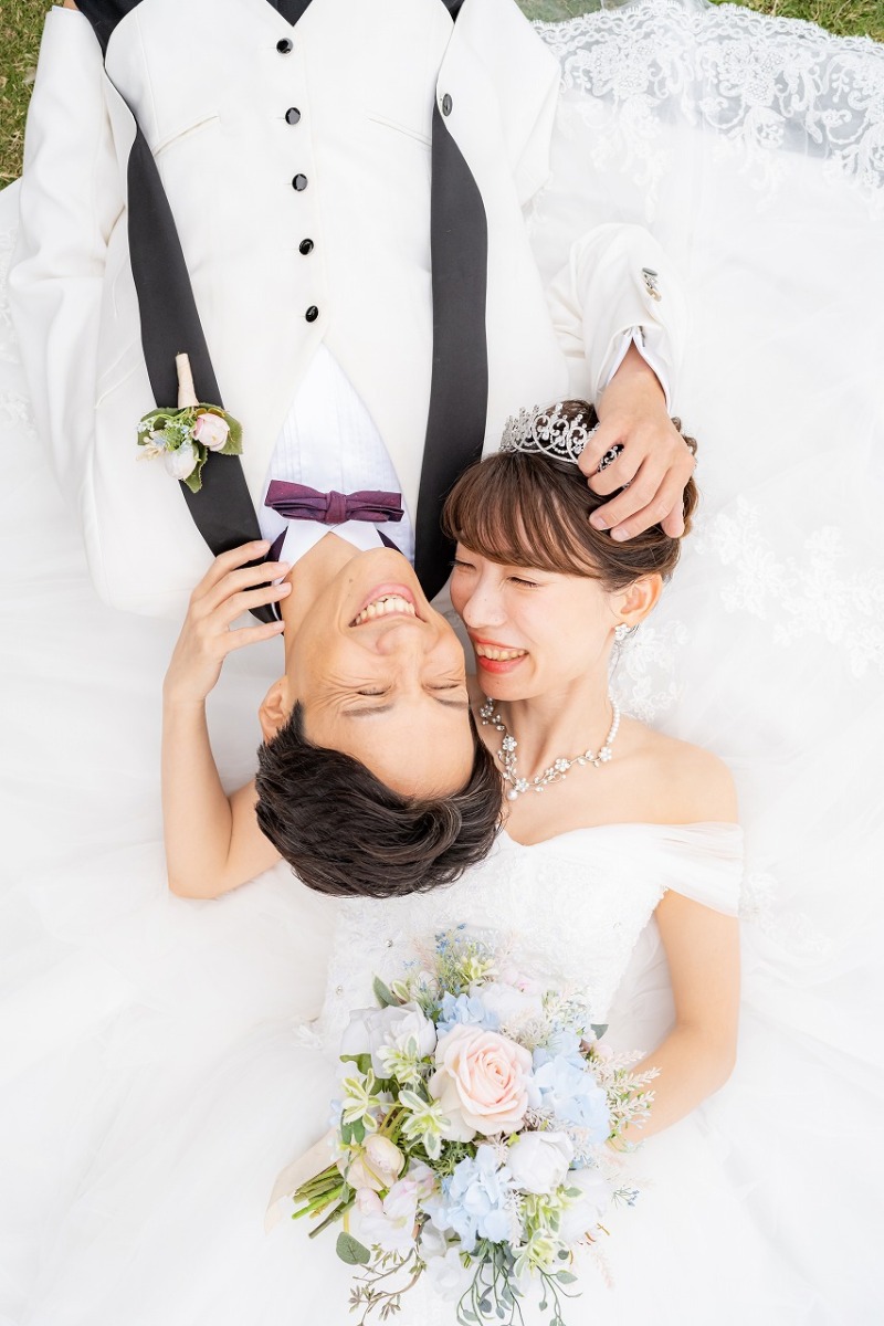自然な笑顔を残す寝転がりショット