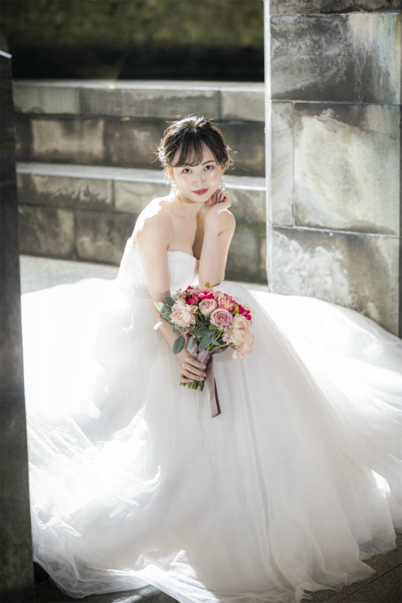 和田倉門でご新婦様のお座りソロショット