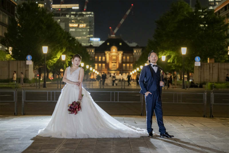 東京駅前で佇んで