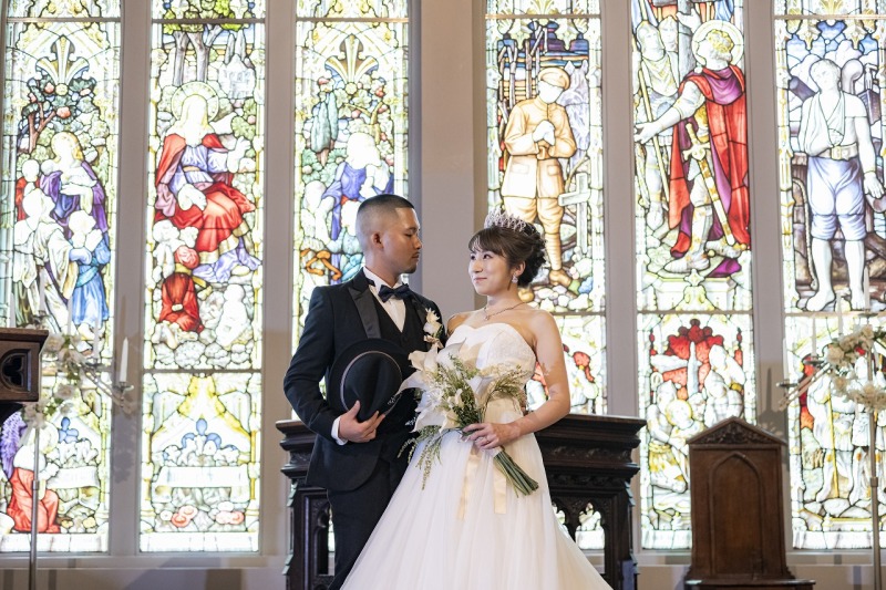 ステンドグラスの前で