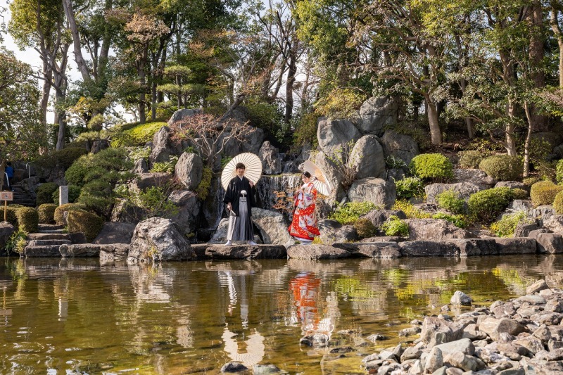 まずは庭園から、水辺に映る景色とともに和装の一枚