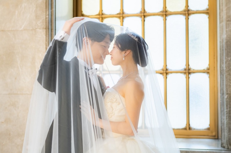ベールの中に包まれるおふたりの姿