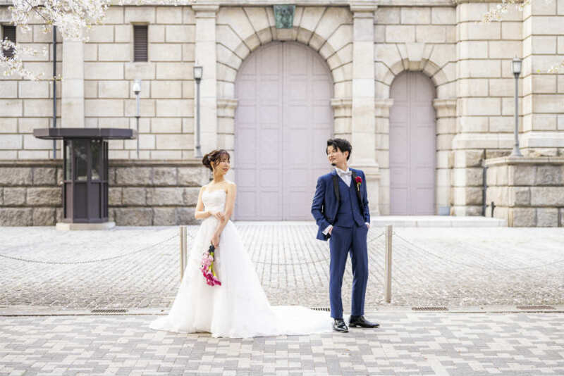 日銀前でスタイリッシュな立ち姿の一枚を