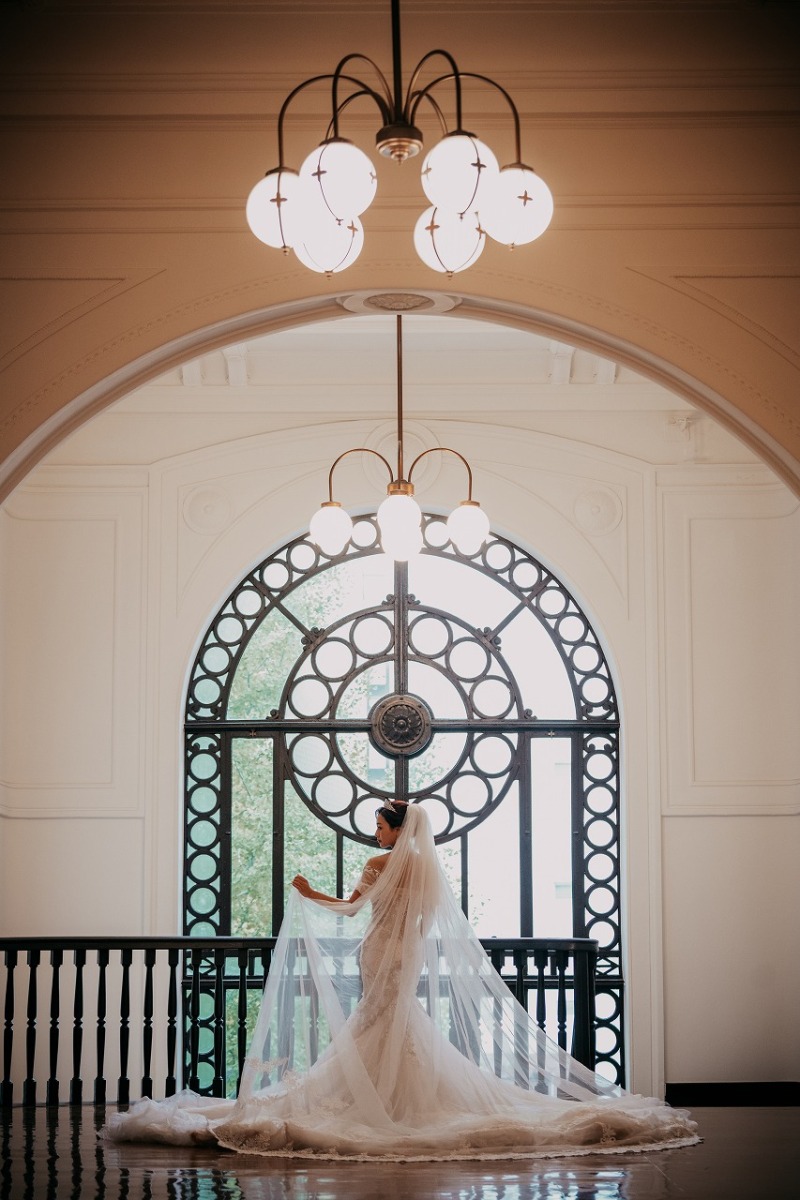 クラシカルなホールでバックショット