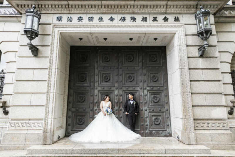 明治安田生命ビル前で