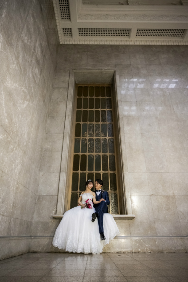 ステンドグラスの前で