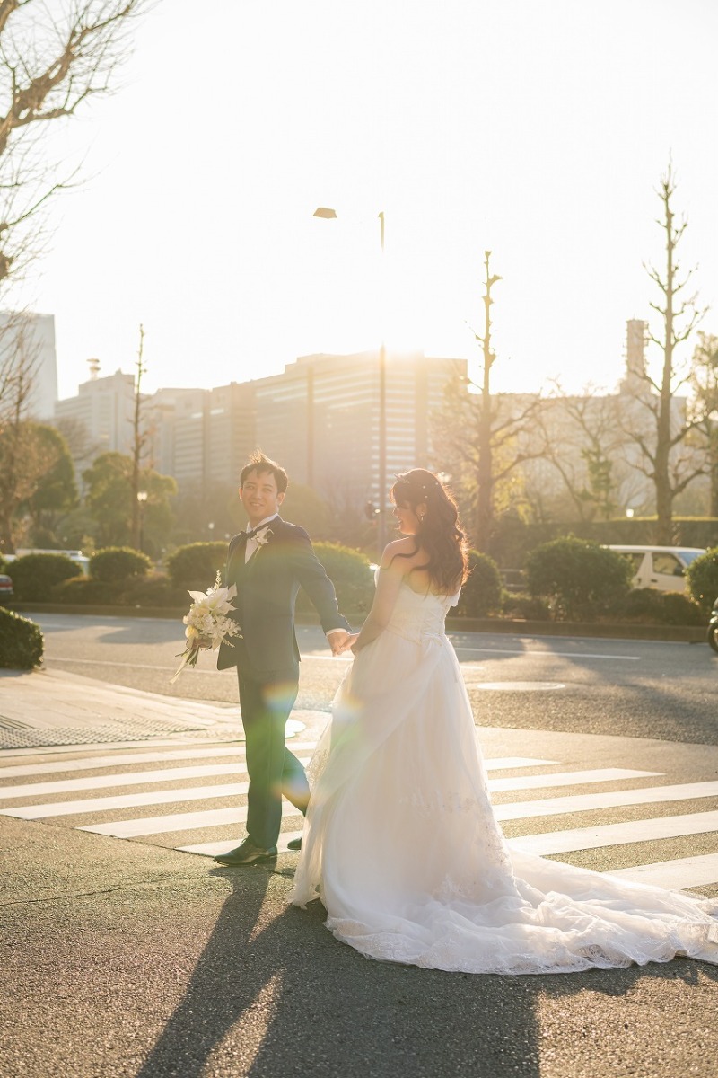夕陽に包まれたおふたりの散歩時間