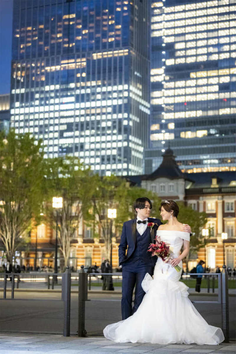 ビルに照らされた東京駅前