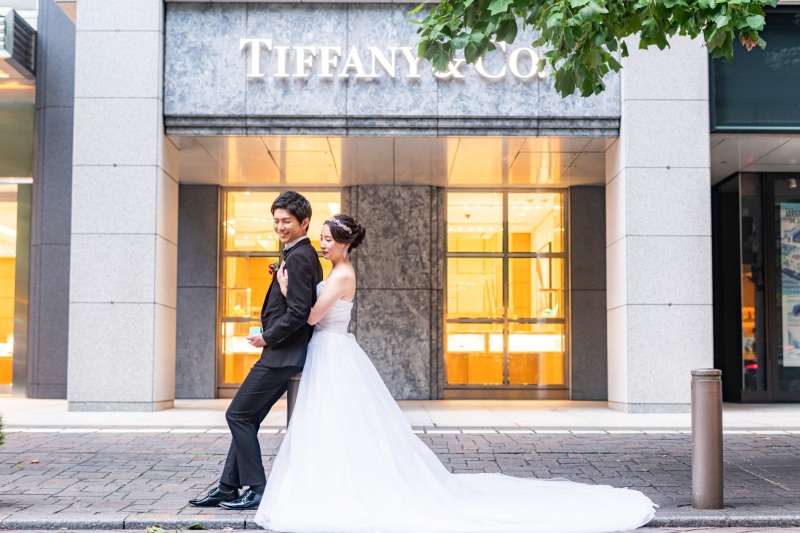 ティファニーの前で寄り添って