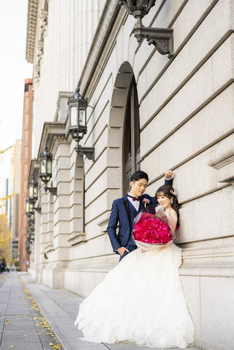 二人で花束を見つめて