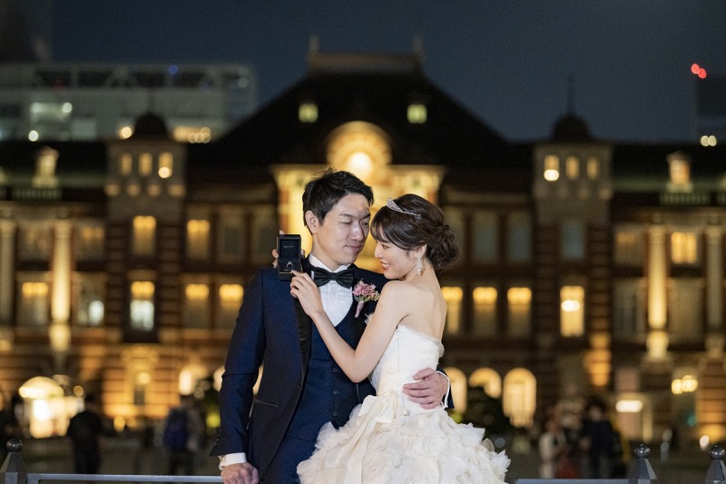 東京駅舎をバックに