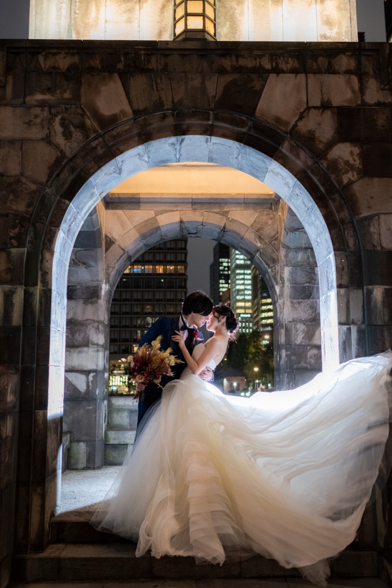 和田倉門でドレスをファサッ