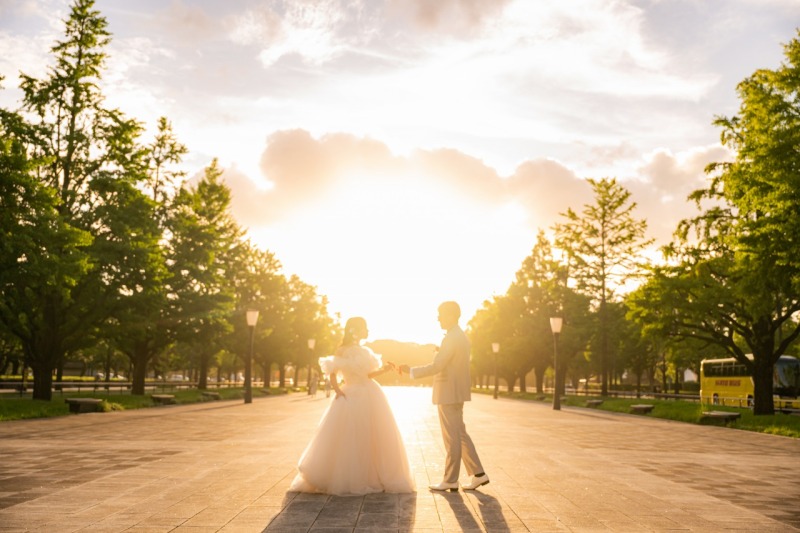 夕陽とともにおふたりで向き合ってロマンティックに