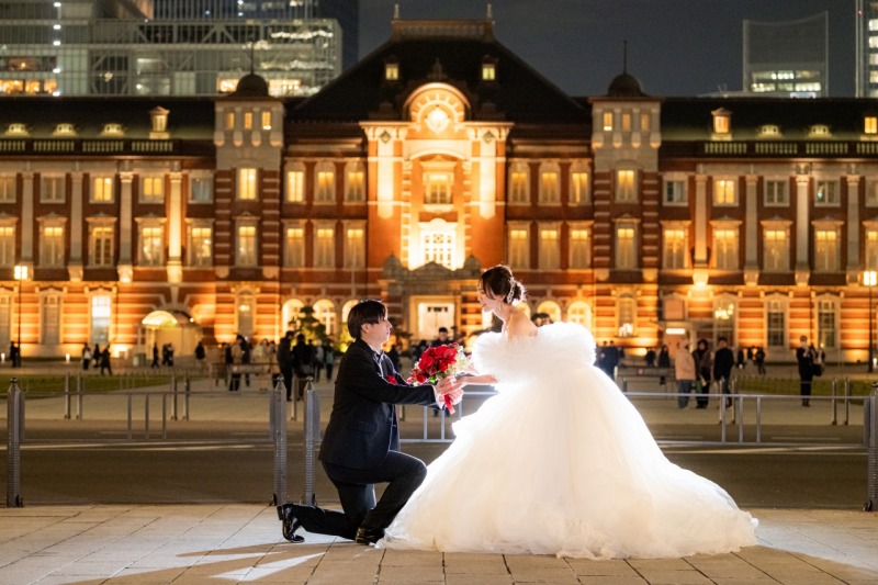 東京駅をバックに