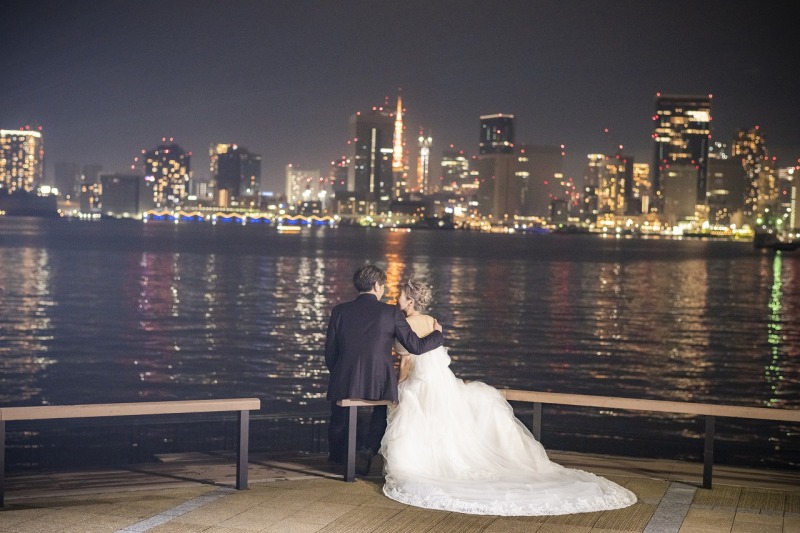 水面に映る夜景の前で…