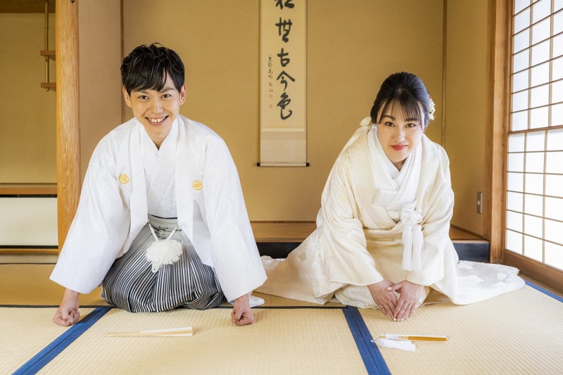 白無垢を纏い、和室で伝統的なポージングを