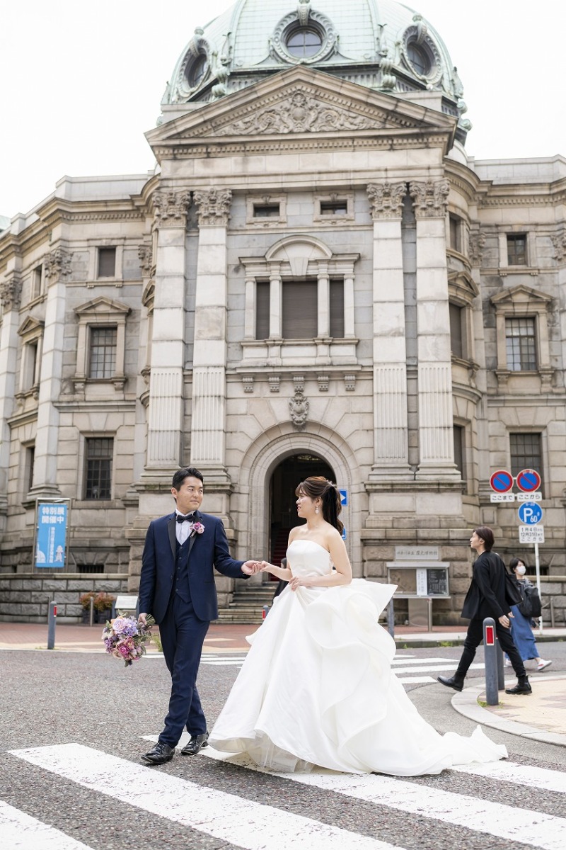 歴史博物館前で優雅なウォーキングショット♪