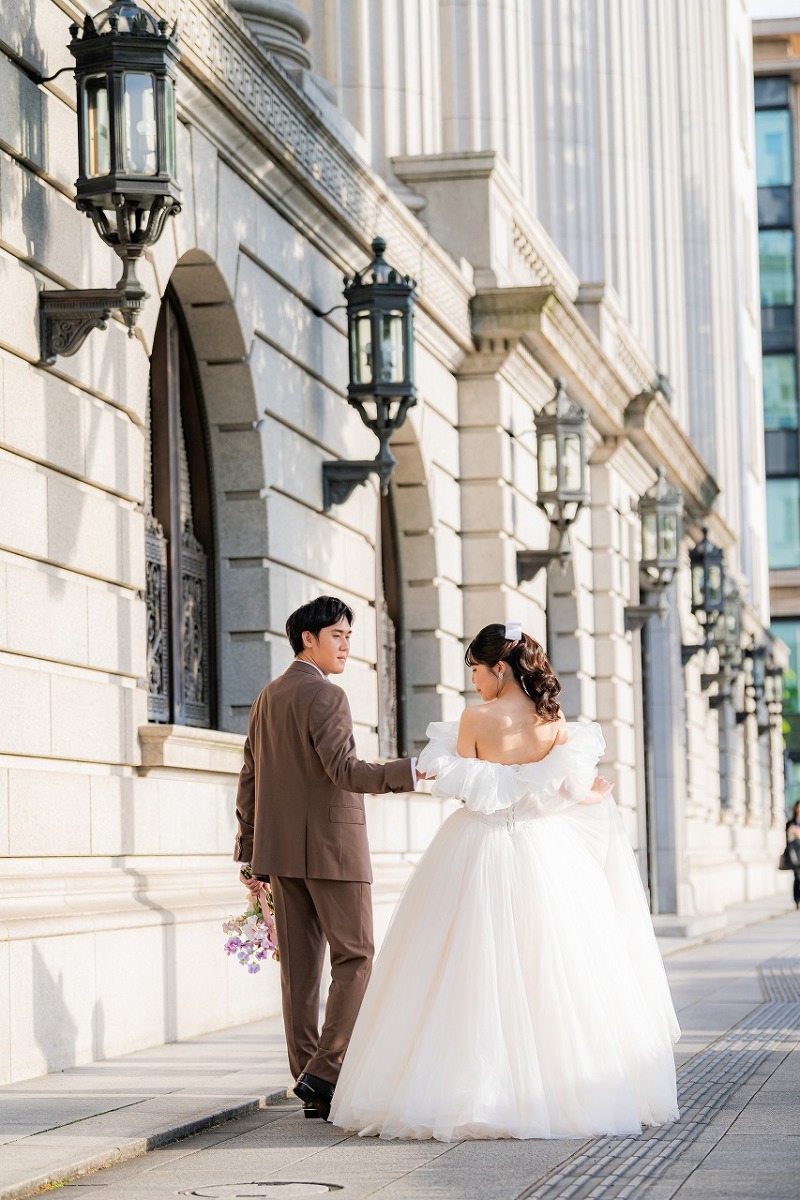 歴史ある街並みを歩く自然なおふたりの時間