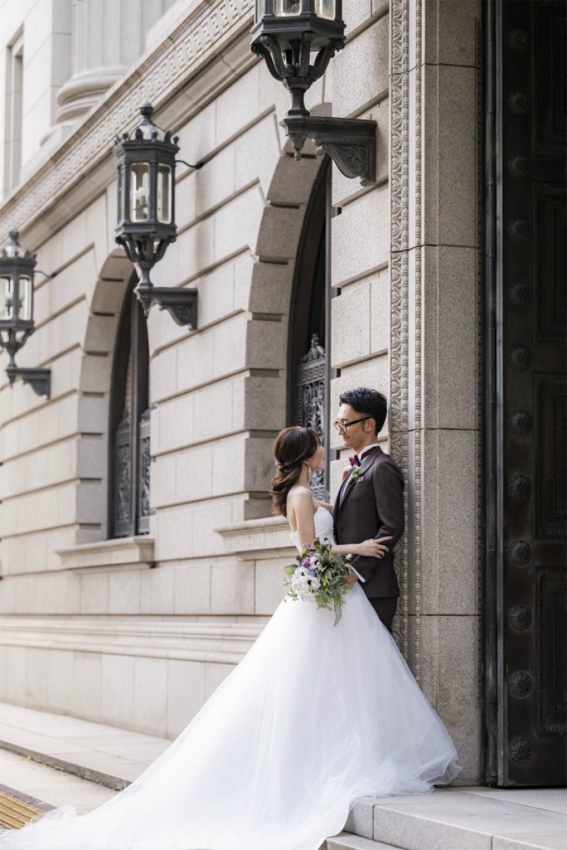 明治安田の外壁前で