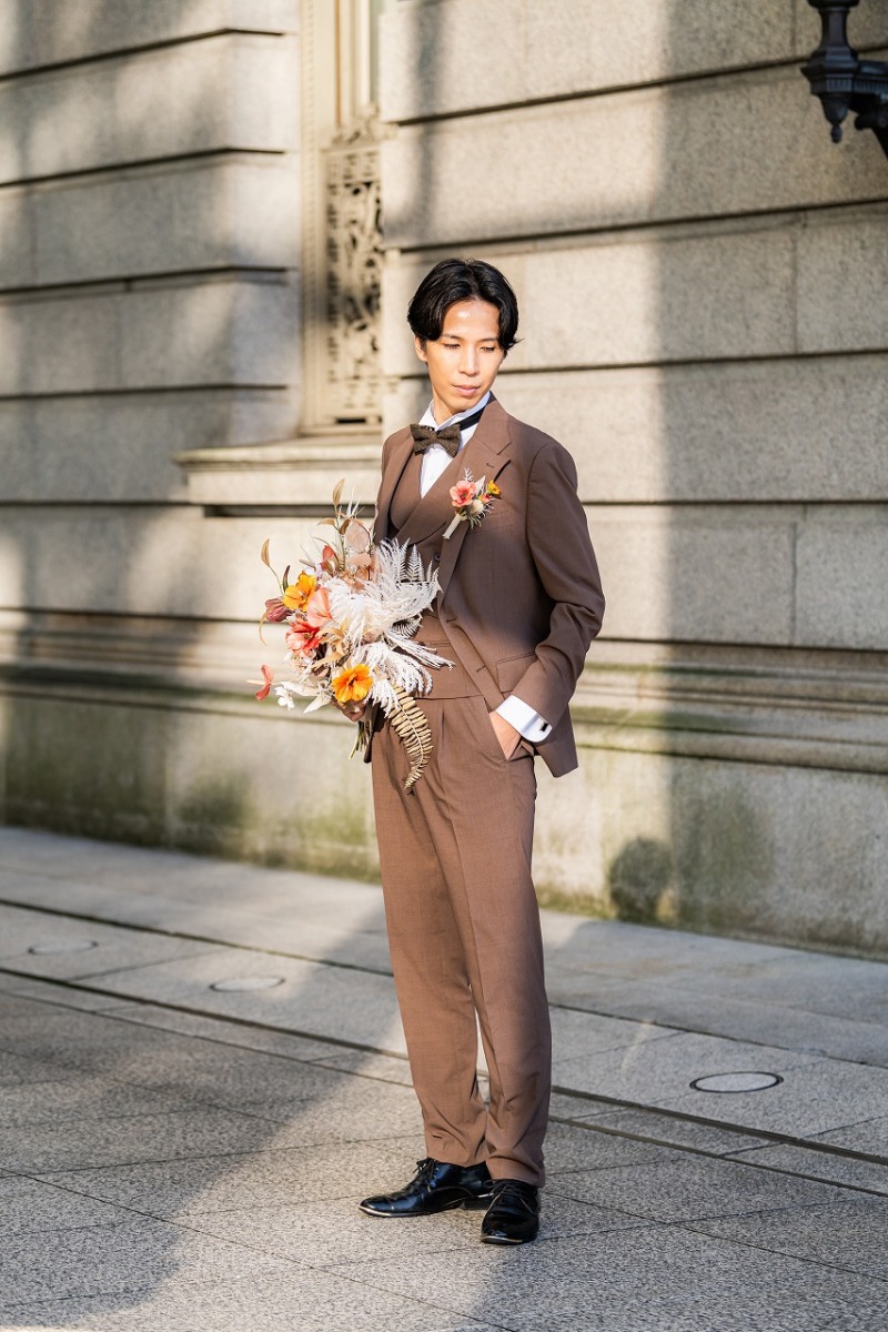 陽だまりに映える新郎ソロショット