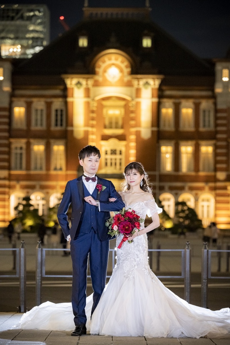 東京駅舎をバックに