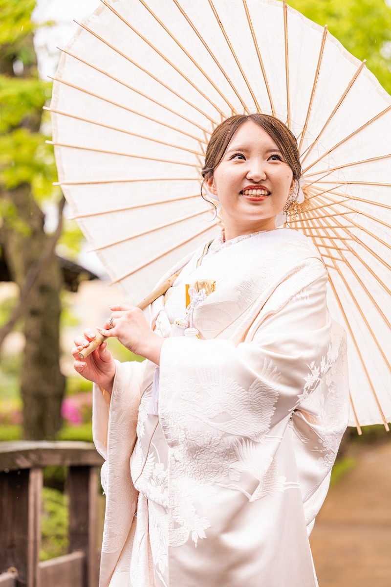 やわらかな光に包まれた白無垢姿の記念ポートレート