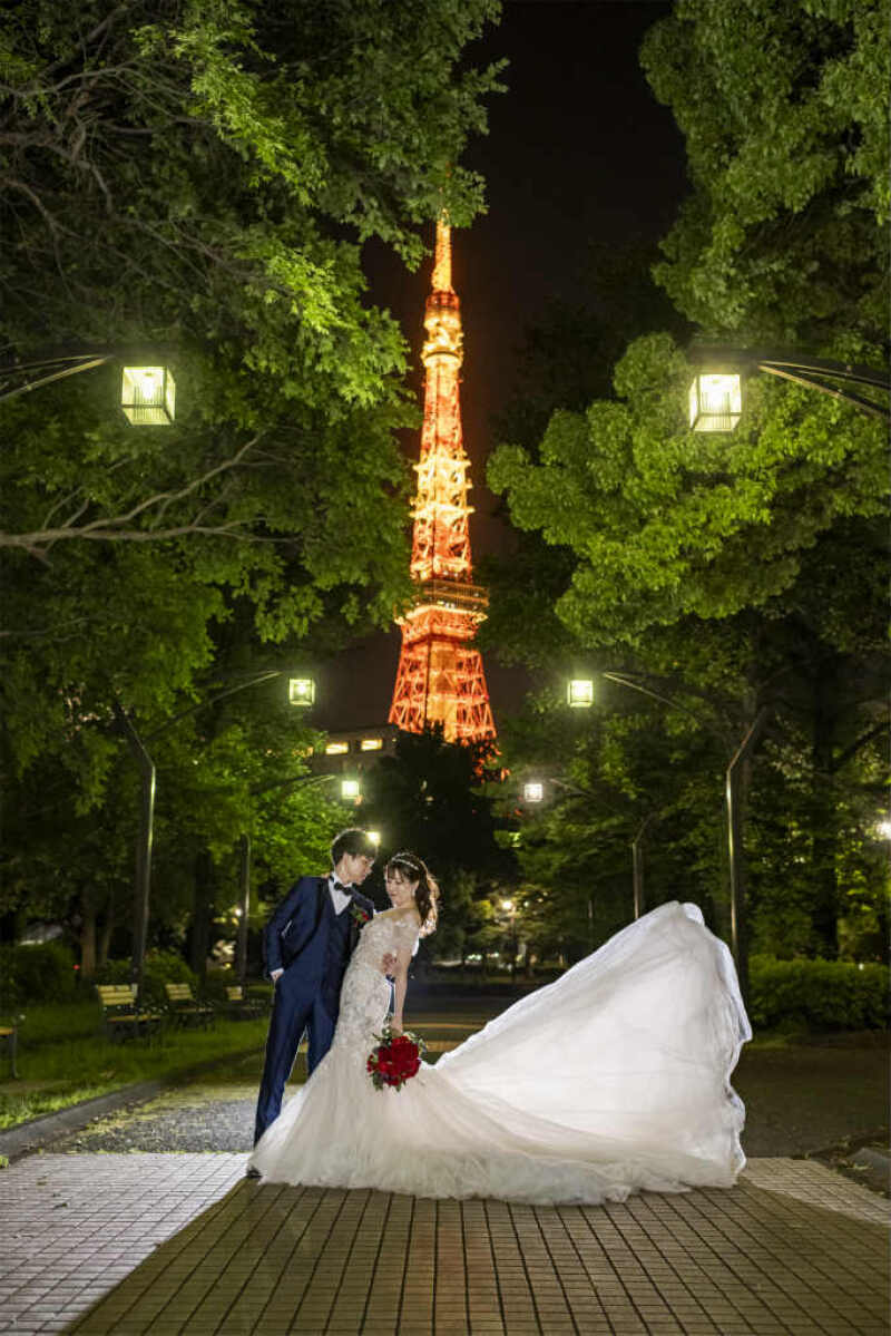 東京タワー前でドレスをファサッとなびかせて