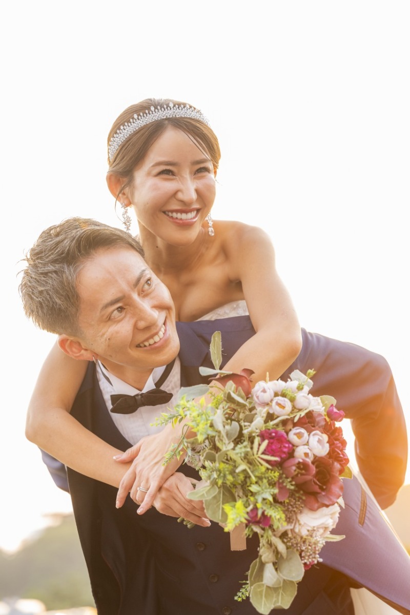 大きなブーケを抱えて、おんぶで楽しむウェディング