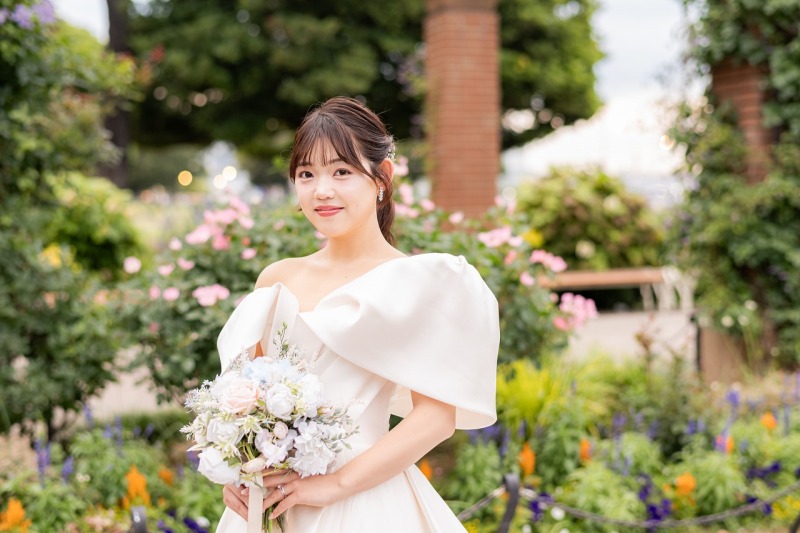 花に囲まれて微笑むご新婦様のソロショット☆