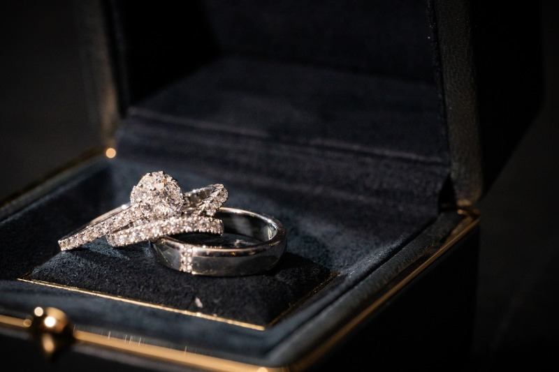 手元に輝きを添える大切な結婚指輪と婚約指輪の記録