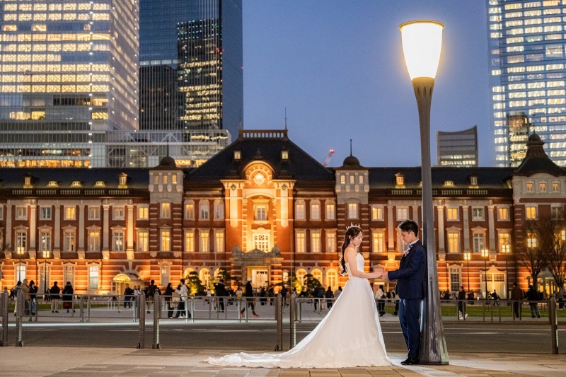夜景と歴史ある駅舎が彩るウェディングフォト