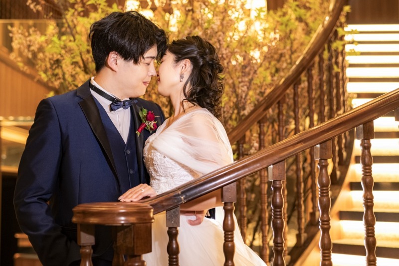 目を閉じて寄り添うショット♡