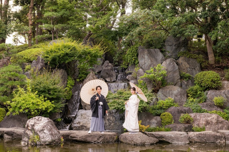 滝の流れる庭園でふたり並んでゆっくりと過ごすとき