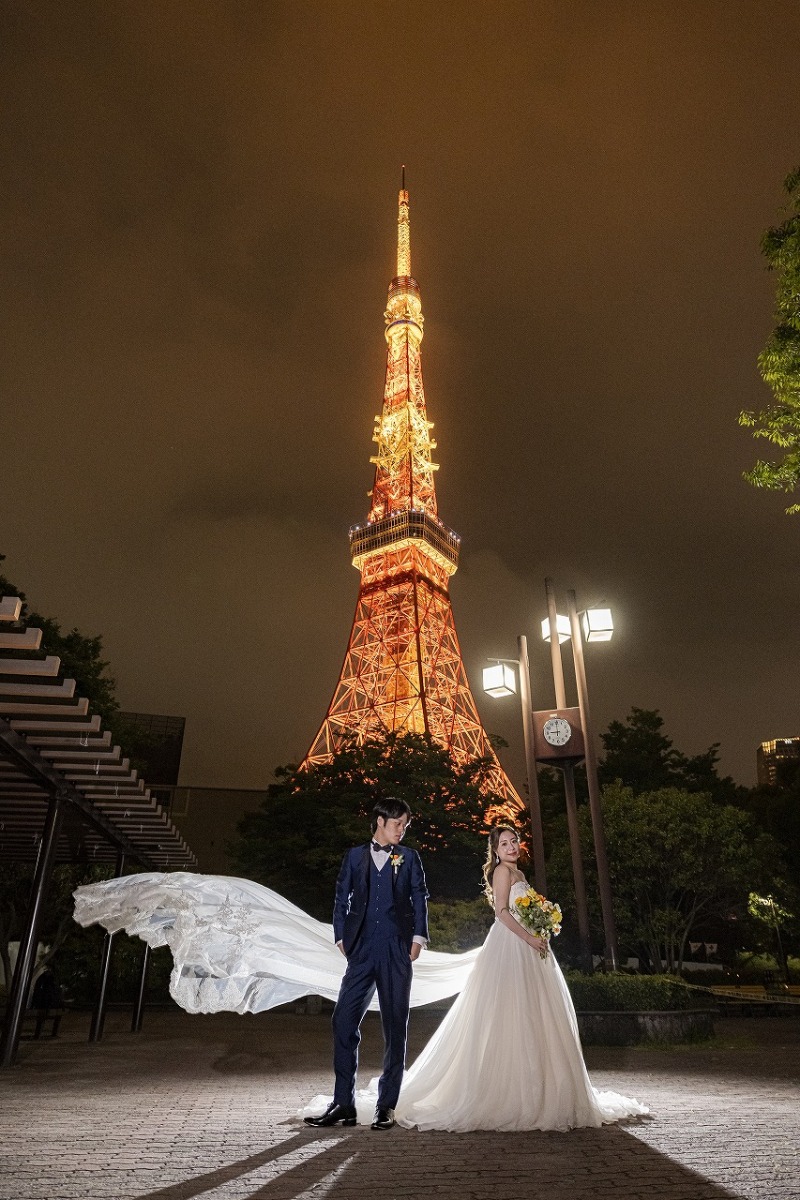 夜景に映えるベールフォトのワンシーン