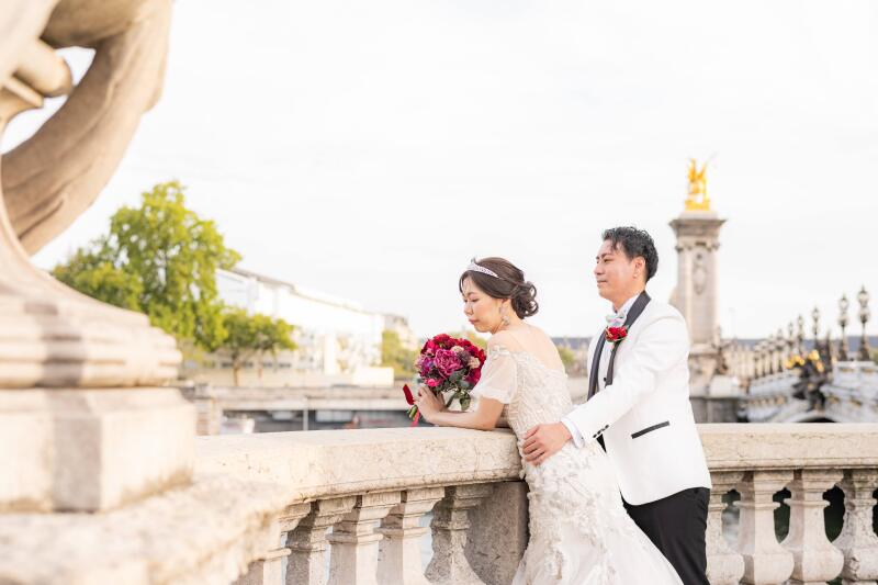 パリの有名な橋で♪