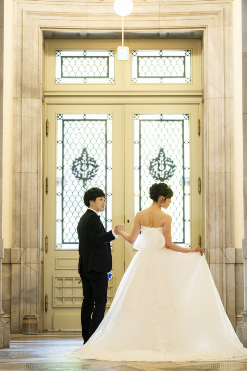 扉の前でバックショット