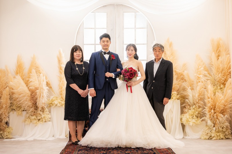 和装から洋装へお着替え。ご家族と共にスタジオで。