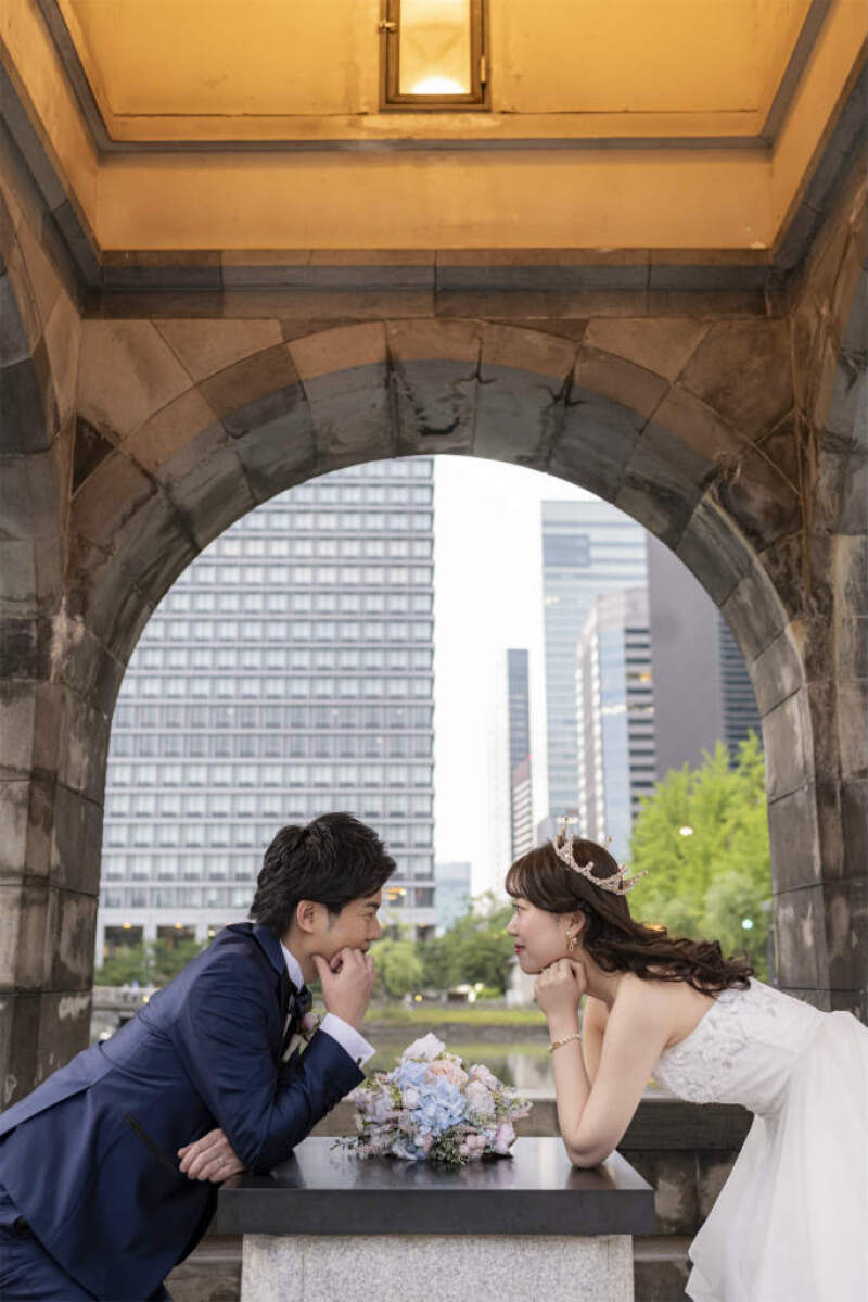 和田倉門で向かい合わせに見つめ合って♡