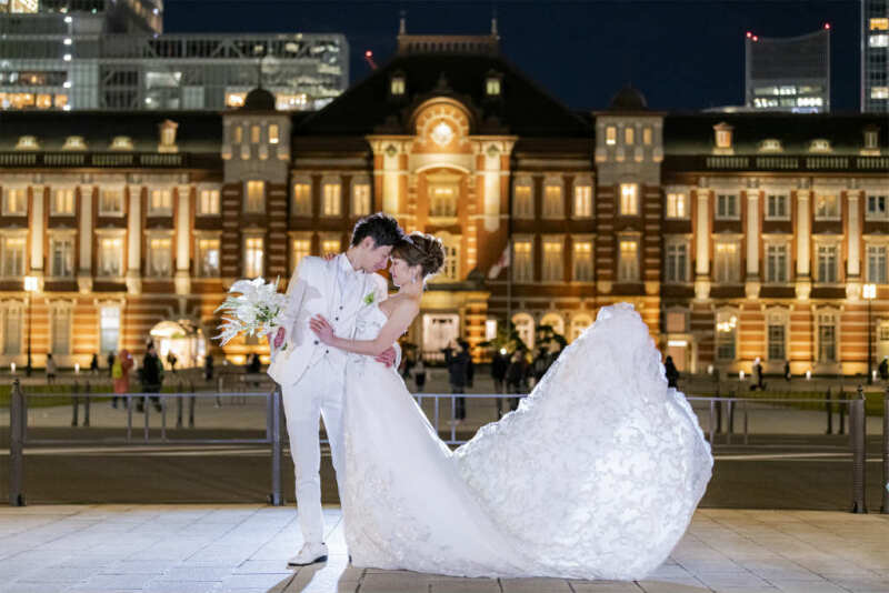 東京駅前でドレスをファサッと☆