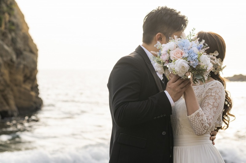 海をバックに...